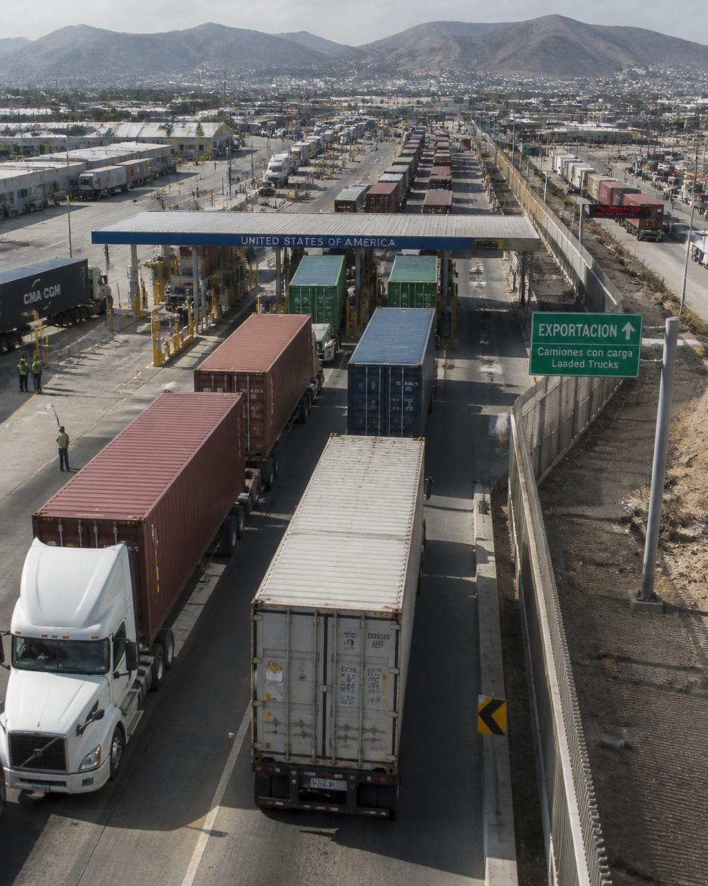Centro logístico con camiones de carga cerca de la frontera de Coahuila y Texas