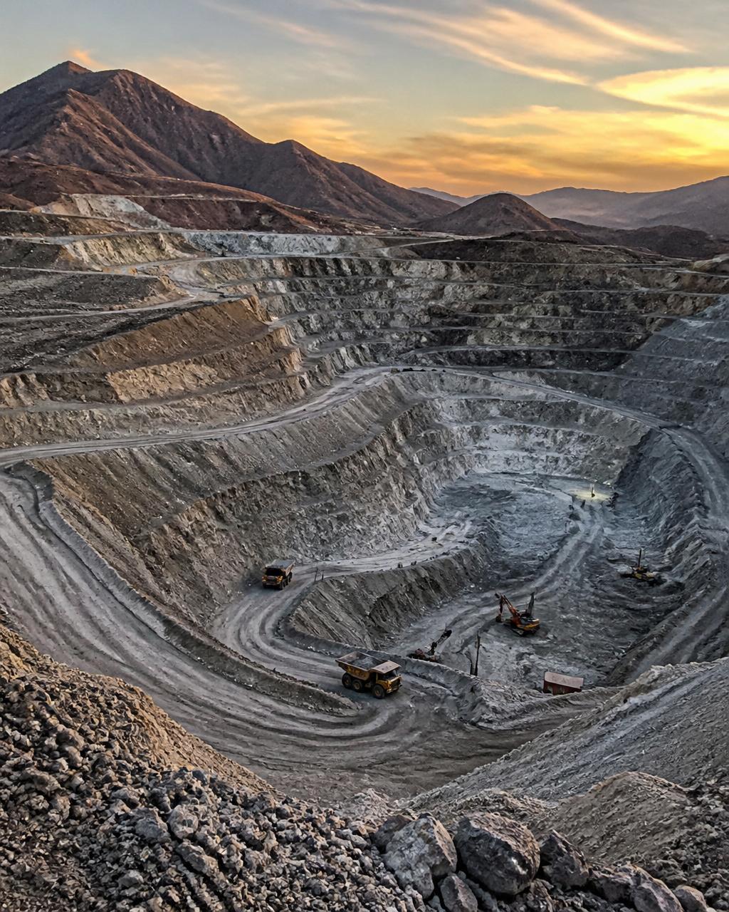 Taller metalmecánico con maquinaria industrial y piezas de precisión en Coahuila